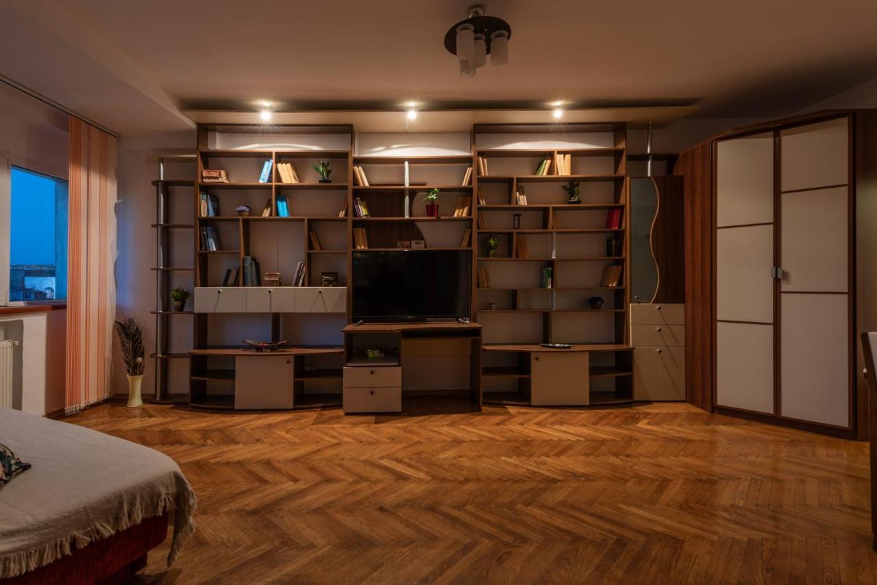 Old Town Home Library Бухарест Экстерьер фото